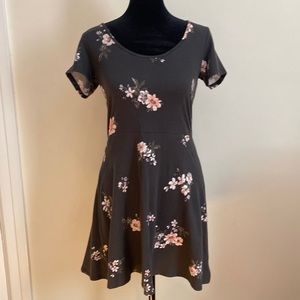 Adorable black flower dress! Short sleeve
